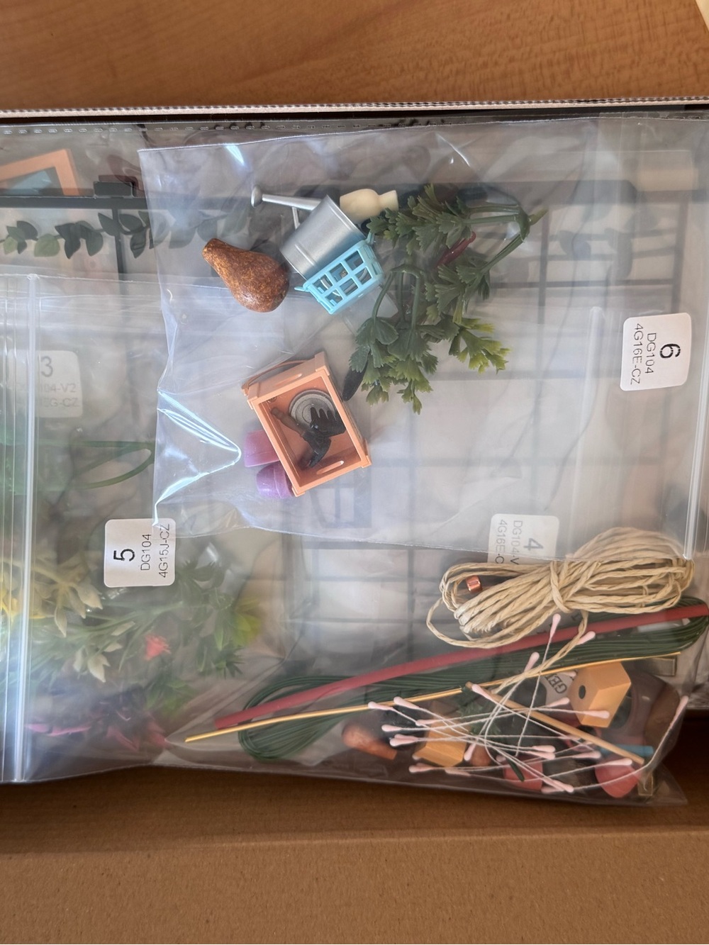 Miniature Greenhouse - Picture 4 of 6